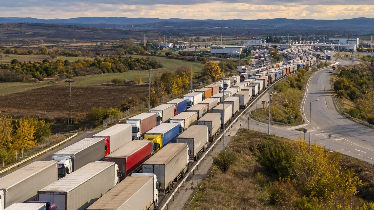 Hamzabeyli'de 30 km TIR kuyruğu: Sürücüler zor durumda